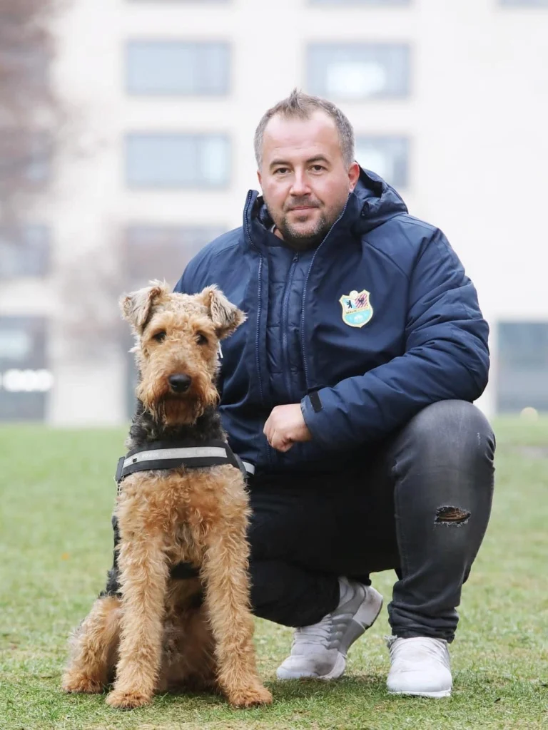 Adam Tesmer mit Bettwanzen-Spürhündin Taylor